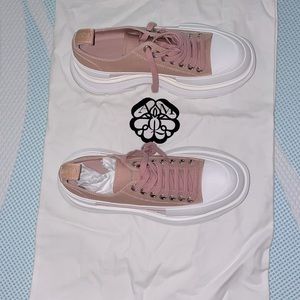 NOWT Alexander McQueen Low Top trek Sole Sneaker